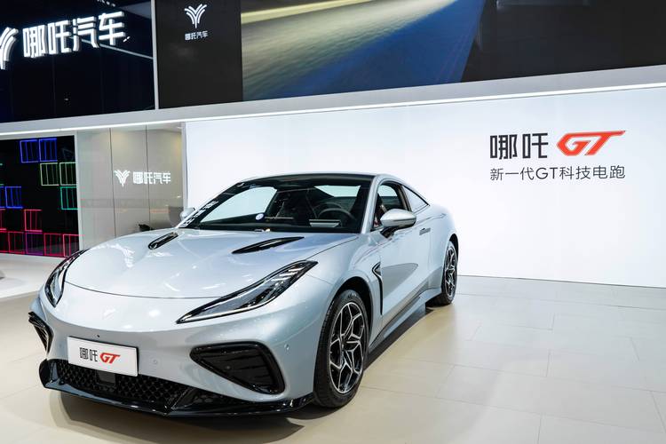 东莞127哪吒汽车在智能汽车领域的表现，领途汽车在新能源汽车市场中的影响力